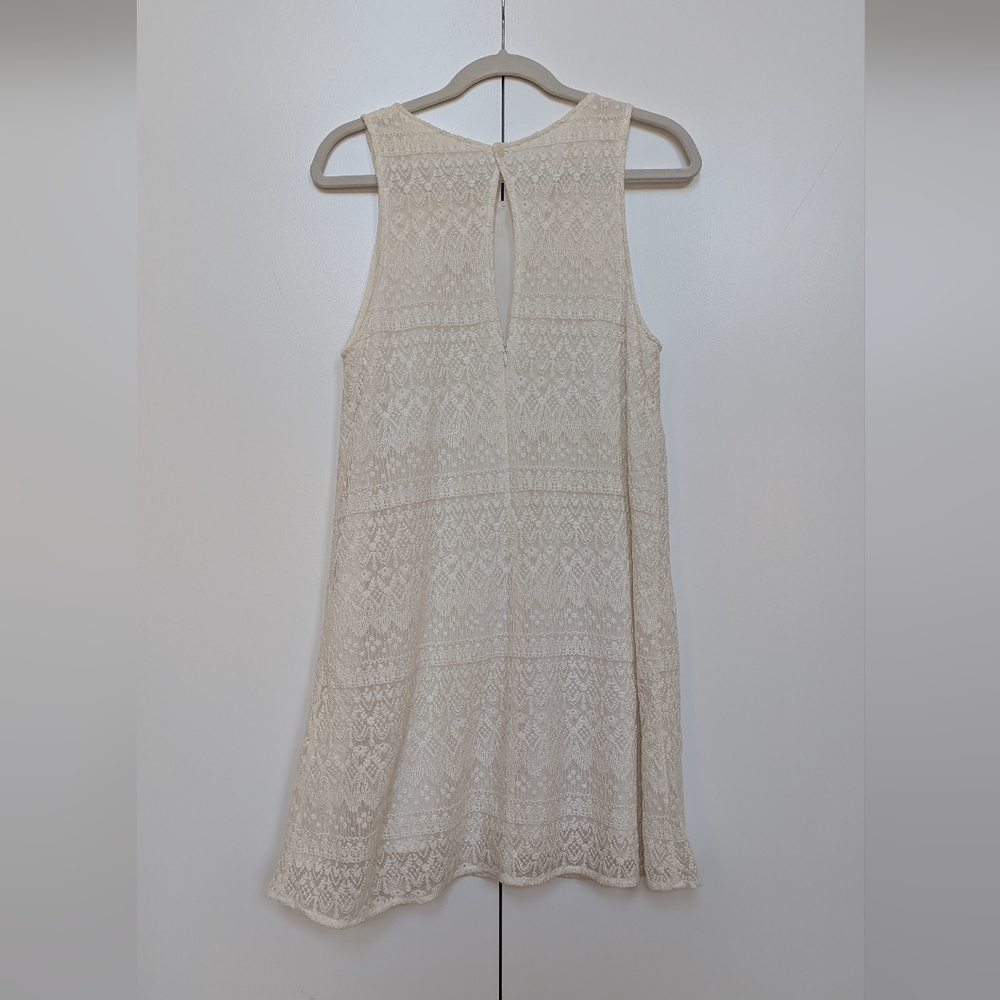 Sleeveless Lace Dress - Picture 3 of 8